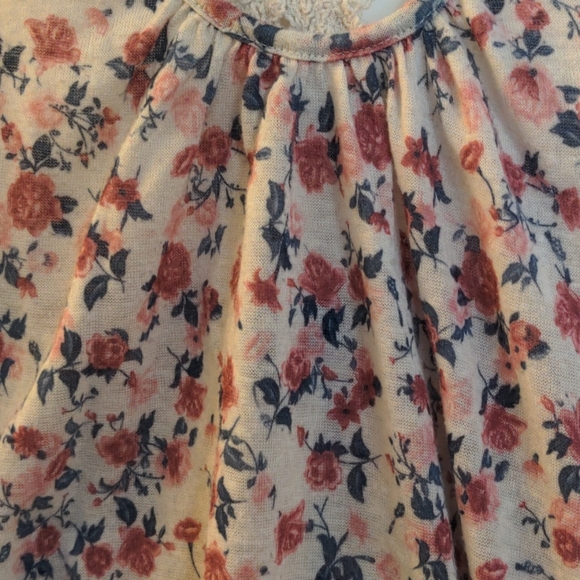 Sleeveless Tank Top - Picture 2 of 6